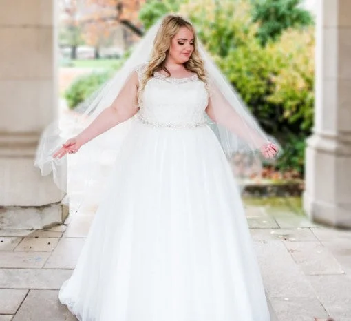 Warehouse Sale David's Bridal Tulle Plus Size Wedding Dress with Lace Cap Sleeve